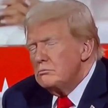 Ο Ντόναλντ Τραμπ με κλειστά τα μάτια σε συνέδριο των Ρεπουμπλικανών 