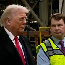 Ο Ντόναλντ Τραμπ σε εργοστάσιο της Ford 