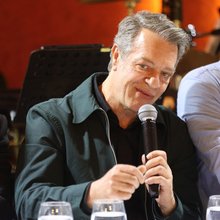 Ο ηθοποιός Γιάννης Τσορτέκης κρατά μικρόφωνο