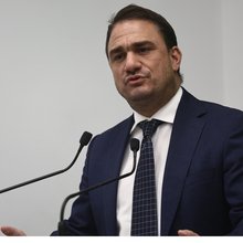 Κώστας Τσουκαλάς καρο γραβατα