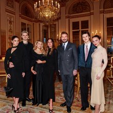 Η Βικτόρια Μπέκαμ με την οικογένειά της στην παρασημοφόρησή της