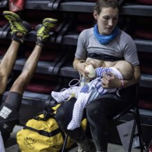 H Σόφι Πάουερ στην περίφημη φωτό θηλασμού του 2018/ Alexis Berg/AFP/Getty