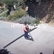 Χαλκδική: Η στιγμή που οι «ροζ πάνθηρες» το σκάνε με πατίνια και τα κλοπιμαία κρεμασμένα στο λαιμό