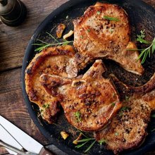 Χοιρινές μπριζόλες στο τηγάνι / Φωτογραφία: Shutterstock