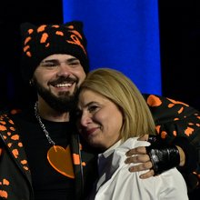 Ο Akylas αγκαλιά με τη μητέρα του