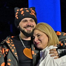 Ο Akylas αγκαλιά με τη μητέρα του