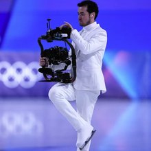 Ο Τζόρνταν Κόουαν είναι ο πρώτος εικονολήπτης στην ιστορία των Ολυμπιακών Αγώνων που πατά στον πάγο του καλλιτεχνικού πατινάζ / ΑΡ