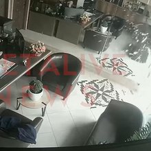 Ισχυροί άνεμοι έσπασαν γυάλινη πόρτα σε γραφείο τελετών στο Ηράκλειο