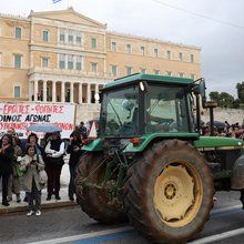 Διανυκτέρευσαν στο Σύνταγμα οι αγρότες