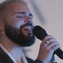 Ο Akylas τραγουδά με την ορχήστρα της σύγχρονης μουσικής της ΕΡΤ 