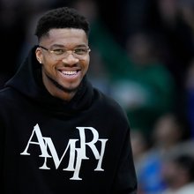 Ο Γιάννης Αντετοκούνμπο με μαύρο φούτερ