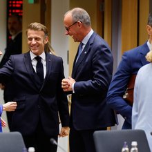 Η Ούρσουλα φον ντερ Λάιεν, ο Φρίντριχ Μερτς και ο Εμανουέλ Μακρόν 