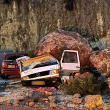 Βράχια καταπλάκωσαν αυτοκίνητο στην Πάργα