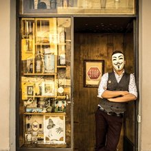 Ο καλύτερος λόγος για να επισκεφθεί κανείς την πόλη αυτή είναι να καθίσει σε μία από τις τέσσερις θέσεις του Backdoor 43, του μικρότερου μπαρ στον κόσμο / INSTAGRAM