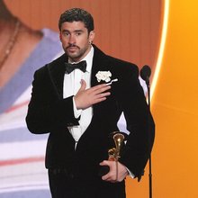 Ο Bad Bunny παραλαμβάνει το βραβείο Άλμπουμ της Χρονιάς για το Debí Tirar Más Fotos στα 68α ετήσια Grammy Awards στο Λος Άντζελες