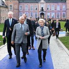 Φον ντερ Λάιεν και Ακόστα μαζί με άλλους ηγέτες