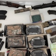 Αττική: Στα χέρια της ΕΛ.ΑΣ δύο άνδρες που κατείχαν σχεδόν 4 κιλά εκρηκτικής ύλης και όπλα