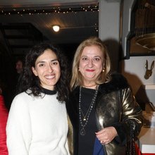 Η Ελισάβετ Κωνσταντινίδου φωτογραφίζεται με την κόρη της, Μαρία Χάνου -Στην πρεμιέρα της παράστασής της