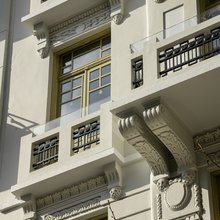 πρόσοψη κτιρίου 1925 μπαλκόνια παράθυρα 