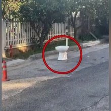 Ξεχάστε κώνους, καρέκλες ή καφάσια -Στον Γέρακα τοποθέτησαν... λεκάνη για να κρατήσουν θέση πάρκινγκ