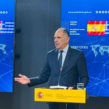 Ο Γιώργος Γεραπετρίτης σε κοινές δηλώσεις με τον Ισπανό ομόλογό του, Χοσέ Μανουέλ Άλμπαρες Μπουένο 