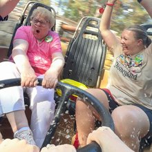 Η Suzanne Warnick μαζί με την εγγονή της, Heidi Francis, στο Grizzly River Run στην Disneyland 