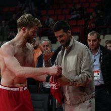 Ο Τόμας Γουόκαπ δίνει την φανέλα του στον Νόβακ Τζόκοβιτς / πηγή:intime