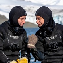 Η Διονυσία – Χριστίνα Ρηγάτου, ωκεανογράφος από το Εθνικό και Καποδιστριακό Πανεπιστήμιο Αθηνών και η Ελένη Κυτίνου, βιολόγος από το Ελληνικό Κέντρο Θαλάσσιων Ερευνών