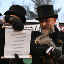 Ο υπεύθυνος του Groundhog Club A.J. Dereume κρατά τον Punxsutawney Phil, τη μαρμότα που προβλέπει τον καιρό, ενώ ο αντιπρόεδρος του συλλόγου Dan McGinley διαβάζει τον πάπυρο στις 2 Φεβρουαρίου 2026 /