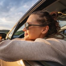 Νεαρή οδηγος στο τιμόνι