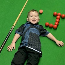 Ο μικρός Jude Owens από το Ηνωμένο Βασίλειο είναι μόλις δυόμιση ετών, αλλά στον κόσμο του snooker αντιμετωπίζεται ήδη σαν παιδί-θαύμα / FACEBOOK