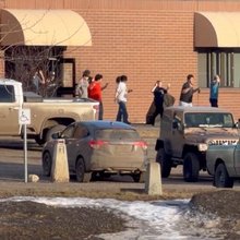 Μαθητές βγαίνουν από το σχολείο όπου έγινε το μακελειό στον Καναδά