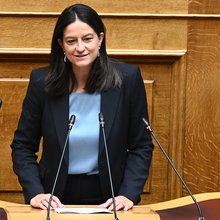 Η υπουργός Εργασίας Νίκη Κεραμέως στο βήμα της Ολομέλειας