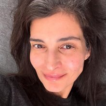 Η Αντιγόνη Κουλουκάκου ποζάρει με γκρίζα μαλλιά -Η ανάρτηση που συζητήθηκε