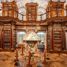 Το εσωτερικό της εντυπωσιακής βιβλιοθήκης 