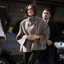 Μέγκαν Μαρκλ: Minimal κομψότητα στην Ιορδανία με πανωφόρι από τα Zara