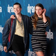 Η Μίλα Γιόβοβιτς σε σπάνια εμφάνιση με την 18χρονη κόρη της στο κόκκινο χαλί