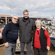 O Κυριάκος Μητσοτάκης με την Κυρά του Δέλτα και τον σύζυγό της στο σπίτι τους στον Εβρο