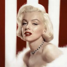 Στην καρδιά αυτής της αφήγησης μπήκε η ιδέα ότι η Μονρόε είχε εμπλακεί ερωτικά με τον πρόεδρο Τζον Κένεντι και στη συνέχεια με τον αδελφό του, Ρόμπερτ Κένεντι, και ότι αυτό οδήγησε σε κάλυψη ή εξόντωση