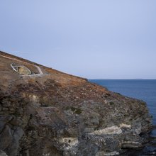 σπηλιά υπόσξαφο κτίριο ξενώνας βράχος θάλασσα Olen Σύρος