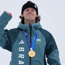 Ο Λούκας Πινιέιρο Μπράατεν πανηγυρίζει με το χρυσό