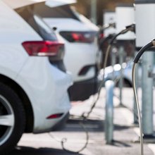 Καθώς το 2030 πλησιάζει, η πρόκληση για τις αρχές και την αγορά είναι να διασφαλίσουν ότι η μετάβαση δεν θα αφήσει πίσω συγκεκριμένες κοινότητες / SHUTTERSTOCK