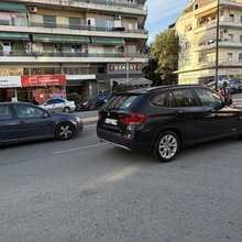 Αδιανόητο σκηνικό στη Μιχαλακοπούλου -Παράτησε το αυτοκίνητο στη μέση του δρόμου και έφυγε [φωτογραφίες]