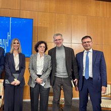 O Aλέξης Πατέλης με τους ομιλητές της παρουσίασης του βιβλίου του