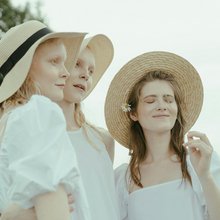 Για μια γυναίκα των μεσοαστικών και ανώτερων στρωμάτων στη Δύση, πριν από λίγες μόλις δεκαετίες, το να βγει στον δρόμο χωρίς καπέλο μπορούσε να εκληφθεί ως κοινωνική πρόκληση / PEXELS