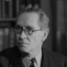 Η ιστορία του Philip Noel-Baker [Φίλιπ Νόελ-Μπέικερ] μοιάζει σχεδόν απίθανη — όχι επειδή είναι μύθος, αλλά επειδή συνέβη με τρόπο που δύσκολα επαναλαμβάνεται / WIKIPEDIA