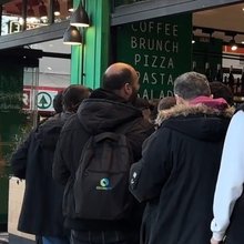 Ουρά έξω από κατάστημα για δωρέα πίτσα