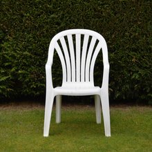 Σε τι χρησιμεύουν οι σχισμές στις πλαστικές καρέκλες;