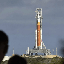 Στο Kennedy Space Center της Φλόριντα, η αντίστροφη μέτρηση για την επόμενη επανδρωμένη αποστολή της NASA προς τη Σελήνη έχει μπει στην πιο κρίσιμη φάση της / GETTY