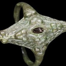 Ένα δαχτυλίδι ηλικίας περίπου 1.000 ετών βρέθηκε πρόσφατα όχι από κάποιον καταξιωμένο αρχαιολόγο, αλλά από έναν συνταξιούχο εθελοντή / BBC SCOTLAND